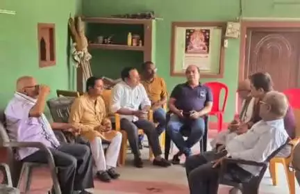 नौगढ़: गोविंद माधव ने ग्रामसभा टड़िया में सुधीर मिश्रा के पिता के ब्रह्मभोज कार्यक्रम में हिस्सा लिया