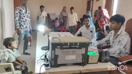 खकनार: ग्राम घाघरला में आधार शिविर बना अव्यवस्था का अड्डा, घंटों इंतजार के बाद भी नहीं बने आधार, न ही हुए अपडेट