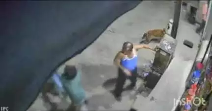 आगरा: प्रकाश पुरम में एक युवक ने दूसरे युवक के साथ की मारपीट, सीसीटीवी फुटेज सामने आया