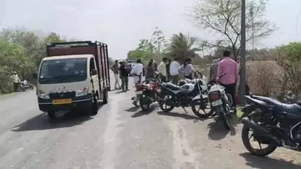 बीना: कुरवाई रोड के किर्वदारा ग्राम में दर्दनाक हादसा, अज्ञात वाहन की टक्कर से बाइक चालक की मौत, दो बहनें घायल