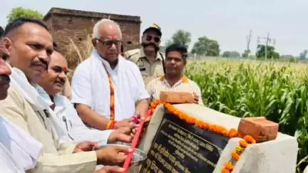 शिकोहाबाद: पूर्व विधायक हरिओम यादव ने गांव नीम खेंरीया में सीसी निर्माण कार्य का फीता काटकर उद्घाटन किया, मिलेगा लोगों को लाभ