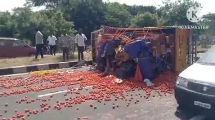 மண்மங்கலம்: சேலம் கரூர் தேசிய நெடுஞ்சாலையில் தற்காலிகளோடு ஏற்றி கொண்டு சென்ற தோஸ்த் வாகனம் டயர் வெடித்து சாலையில் கவிழ்ந்து விபத்து
