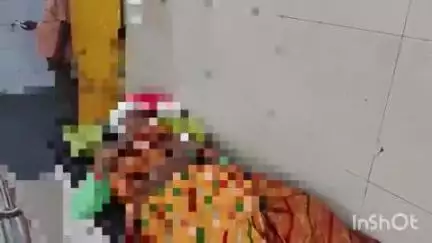 बहराइच: बाबापुरवा में सनसनीखेज वारदात, पति ने पत्नी की पेट में हसिया मारकर की हत्या, बेटी समेत तीन घायल