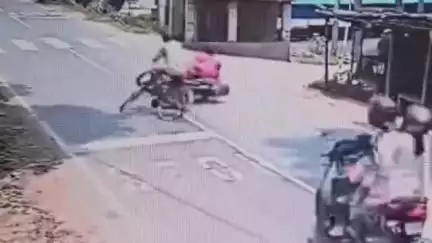 বসিরহাট ১: সাকচুড়া এলাকায় ‌বাইক ও সাইকেলের সংঘর্ষে আহত ২