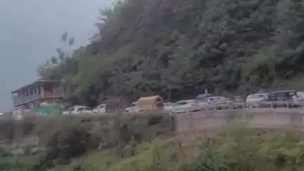कुल्लू: गर्मी से राहत पाने के लिए जलोड़ी दर्रा का रुख कर रहे हैं पर्यटक, जाम की समस्या से भी हो रहे हैं परेशान
