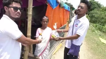 উত্তৰ লক্ষীমপুৰ: আমতলাত বানাক্ৰান্তৰ কাষত নৰ্থ লখিমপুৰ কলেজৰ এদল ছাত্র,প্ৰায় ৫ শতাধিক বানাক্ৰানৰ মাজত প্ৰযোজনীয় সামগ্ৰী প্ৰদান