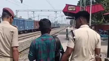 जमुई: जमुई रेलवे स्टेशन पर पटना-धनबाद इंटरसिटी एक्सप्रेस में चोर ने महिला यात्री के पर्स को ब्लेड से काटा, गिरफ्तार हुआ
