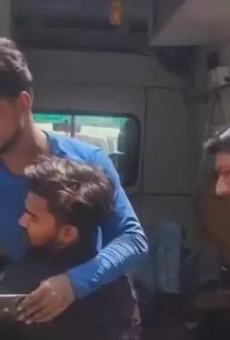 फतेेहपुर: मदनपुर के पास मोटरसाइकिल सर्विस के बाद लौट रहे दो युवकों को ट्रैक्टर ने मारी टक्कर, एक गंभीर रूप से घायल