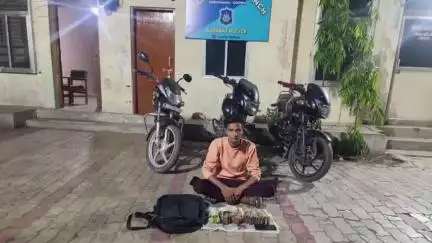 ગોધરા: LCB પોલીસે લીલેસરા પાસેથી એક ઇસમને પકડી પાડીને ઘરફોડ ચોરી અને બાઇકચોરીના બે મળીને ત્રણ ગુનાનો ભેદ ઉકેલ્યો હતો