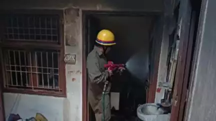 मथुरा: महाविद्या कॉलोनी में शॉर्ट सर्किट से मकान में लगी आग, 60 हजार रुपये का सामान जलकर हुआ राख