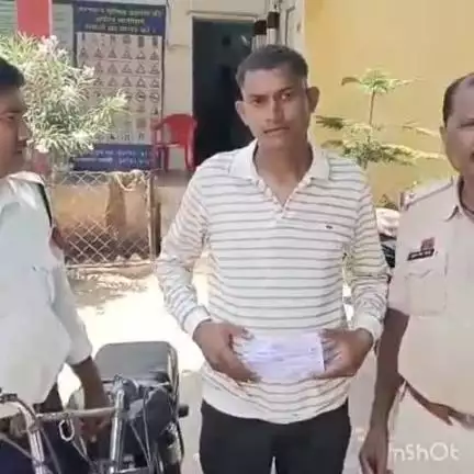 बालोद: बालोद-दुर्ग मुख्य मार्ग में ग्राम उमरादाह के पास खतरनाक तरीके से बिना नंबर के मोपेड चलाते हुए वीडियो हुआ वायरल