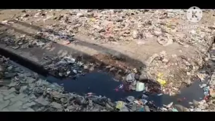 निज़ामाबाद: निजामाबाद राहुल नगर में प्राइमरी स्कूल के सामने लगा गंदगी का अंबार सभासद ने सफाई का किया मांग#jansamasya