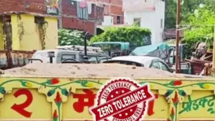 ओबरा: जीरो टॉलरेंस की नीति के तहत ओबरा थाने की पुलिस ने नारायणपुर मोड़ से अवैध बालू लदे ट्रैक्टर किया ज़ब्त, एक गिरफ्तार