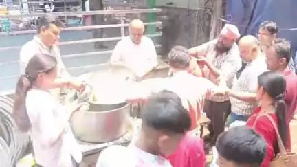 नाहन: बढ़ती गर्मी को देखते हुए खेड़ा समिति ने बड़ा चौक में लगाई जलजीरे की छबील, हजारों श्रद्धालुओं ने ग्रहण किया प्रसाद