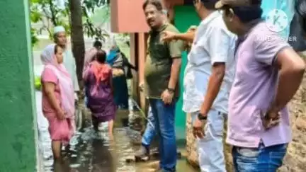ঠাকুরপুকুর-মহেশতলা: বৃষ্টির কারণে জলমগ্ন মহেশতলা পৌরসভার ১৭ নম্বর ওয়ার্ড এলাকা পরিদর্শন করতে যান কাউন্সিলর শুভাশিষ দাস