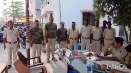 बंजरिया: सदर अनुमंडल के सभी थाना परिसर में परेड, जेल से बाहर आए अपराधियों व शराब तस्करों पर विशेष नजर रखने का निर्देश दिया गया