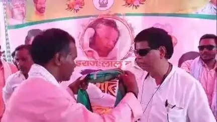 झाझा: तेजस्वी यादव दूसरी बार पापा बनने की खुशी में राजद नेता डॉ. नीरज साह ने करहरा में असहाय महिलाओं को साड़ी बांटी