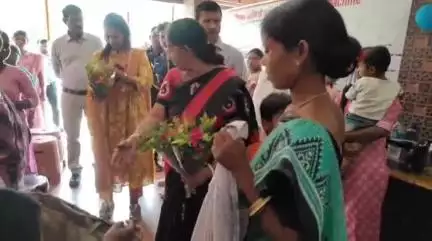अमड़ापाड़ा: अमडापाड़ा में महिलाओं को आत्मनिर्भर बनाने के लिए सार प्रोजेक्ट बीजीआर ने सिलाई मशीनें वितरित कीं
