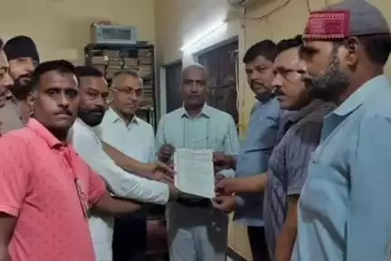 तुलसीपुर: तुलसीपुर में बदहाल विद्युत व्यवस्था को लेकर उ०प्र०उद्योग व्यापार मंडल ने विद्युत अधिकारियो के साथ की बैठक, दिया मांगपत्र