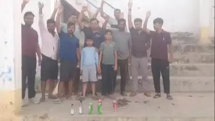दुधि: म्योरपुर खेल मैदान बना शराबियों का अड्डा, खिलाड़ियों ने प्रदर्शन कर मैदान को शराबियों से मुक्त कराने की उठाई मांग