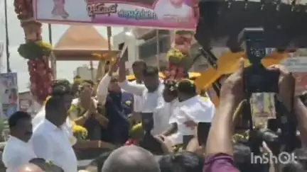 ಮಾಲೂರು: ಶಾಸಕ ಕೆ.ವೈ ನಂಜೇಗೌಡ ಹುಟ್ಟುಹಬ್ಬ ಹಿನ್ನೆಲೆ ಮಾಲೂರಿನಲ್ಲಿ ಒಬ್ಬರ ಮೇಲೊಬ್ಬರು ಬಿದ್ದು ಕ್ಷಣಾರ್ಧದಲ್ಲಿ ಸೇಬು ಖಾಲಿ ಮಾಡಿದ ಜನ