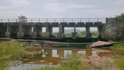 लालबर्रा: सर्राटी नदी पर पुल खतरे में: चिचगांव का ₹51.58 लाख का स्टॉपडेम कभी भी हो सकता है ध्वस्त, सरपंच ने दी जानकारी
