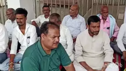 जमुई: कचहरी चौक स्थित अंबेडकर चौक पर जनसुराज के कार्यकर्ताओं ने मुजफ्फरपुर रेप कांड पर किया अनशन