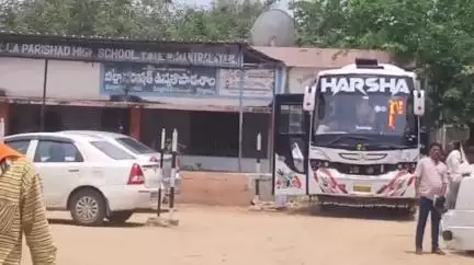 మంత్రాలయం: మంత్రాలయం మండల కేంద్రంలో ప్రభుత్వ కార్యాలయాలు, పాఠశాలలు ప్రైవేట్ వాహనాల పార్కింగ్ కు అడ్డగా మారిపోయి