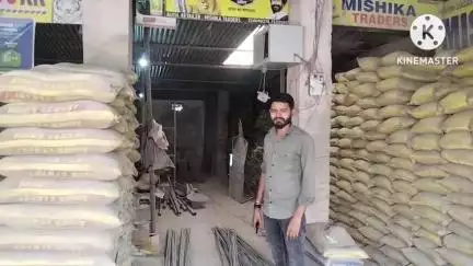 घाघरा: नेतरहाट रोड पर मिसिका ट्रेडर्स में अज्ञात चोरों ने की चोरी, पीड़ित ने दी जानकारी