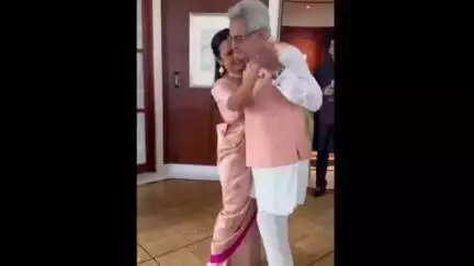 কৃষ্ণনগর ১: বিয়ের পর স্বামীর সঙ্গে কৃষ্ণনগর লোকসভা কেন্দ্রের সাংসদ মহুয়া মৈত্রের রোমান্টিক নাচ, ভাইরাল সোশ্যাল মিডিয়ায়