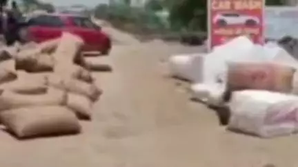 झांसी: झांसी कानपुर बाईपास पर बसों से जीएसटी चोरी के शक में उतारा गया सामान, कागजात दिखाने के बाद विभाग ने छोड़ा
