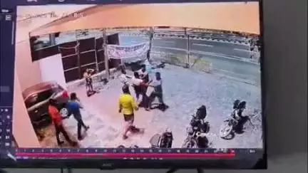 मिल्कीपुर: हमलावरों ने कुमारगंज बंश हॉस्पिटल के सामने सड़क पर युवक को घसीटकर पीटा, घटना का सीसीटीवी फुटेज हुआ वायरल