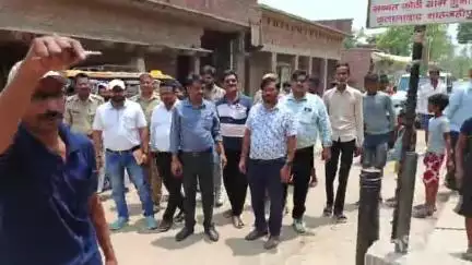 जलालाबाद: ग्राम गुनारा में अपने बच्चों का टीकाकरण न कराने वाले 11 परिवारों के घर प्रशासन के अधिकारियों ने पहुंचकर लगवाया टीका