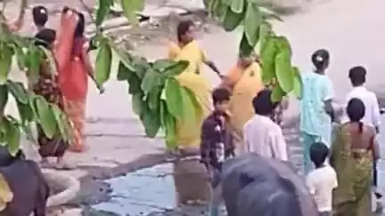 तमकुही राज: घाट टोला में हुई मारपीट का दूसरा वीडियो आया सामने, छत से वीडियो बना रहे युवक के घर पर हमला होने से महिला हुई घायल