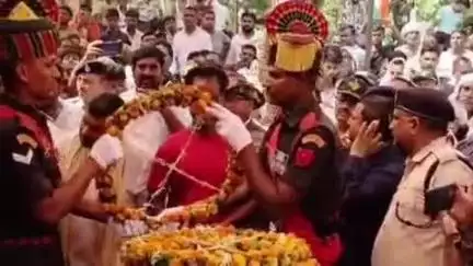 चौसा: नरबतपुर गांव पहुंचा शहीद सुनील यादव का शव, देशभक्ति नारों से गुंजायमान हुआ गांव