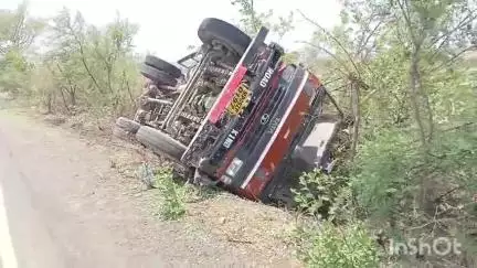 रायसेन: दीवानगंज में कर्क रेखा के समीप अनियंत्रित होकर पलटा ट्रक