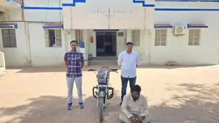 નખત્રાણા: પોલીસ સ્ટેશન વિસ્તારમાંથી ચોરી કે છળકપટથી મેળવેલ મોટર સાઇકલ સાથે એક ઇસમને પકડી પાડતી લોકલ ક્રાઇમ બ્રાન્ચ પશ્ચિમ