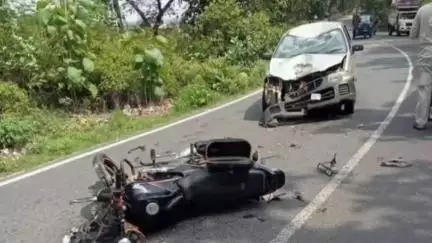 बगोदर: बगोदर सरिया रोड पर जमुनिया के पास कार और बाइक की टक्कर में तीन घायल