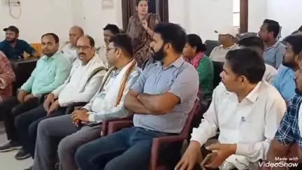 मिर्ज़ापुर: समोगरा में लेखपाल के साथ ग्राम विकास अधिकारी द्वारा अभद्रता के मामले में सदर तहसील के सभागार में लेखपाल संघ की हुई बैठक
