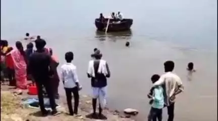 उमरी: भायेगावातील गोदावरी नदीत धुणे धुण्यासाठी गेलेल्या ३५ वर्षीय महिलेसह २ मुलींच्या मृत्यूप्रकरणी उमरी पोलिसांत मृत्यूची नोंद