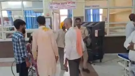 फिरोज़ाबाद: बम्बा चौराहे के पास बाइक सवार को बचाने के प्रयास में थ्री टेम्पो ट्रक से टकराया, 3 लोग घायल