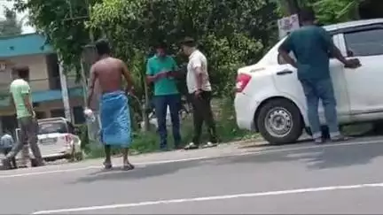 দেগঙ্গা: দেগঙ্গা ব্লকের বাজিতপুর গ্রামে টাকা পরিশোধ করতে গিয়ে পাওনাদারের হাতে হেনস্থার শিকার এক ব্যক্তি