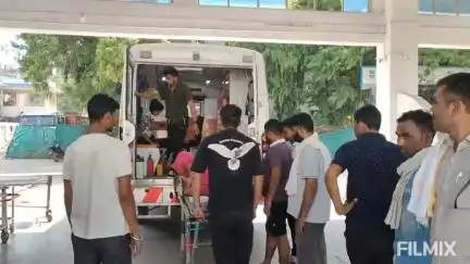 मुरैना: टेकरी के पास हाईवे पर ट्रक ने कार को मारी टक्कर, दर्शन करने जा रहे तीन लोग घायल