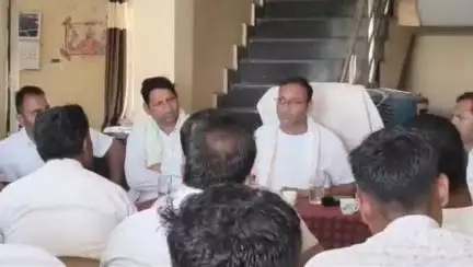 बड़वाह: बेड़ियां मिर्ची मंडी में कार्य योजना को लेकर विधायक बिरला की उपस्थिति में व्यापारी संघ की बैठक आयोजित
