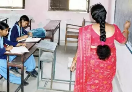 बिहार के शिक्षकों को इस अधिकारी ने दी चेतावनी; 'स्कूल में गप्पे मारते पकड़े गए तो ज़िले से बाहर होगा ट्रांसफर'