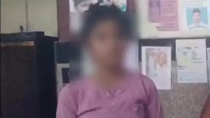 मथुरा: घर से निकली दिव्यांग किशोरी दिल्ली से मथुरा पहुंची, जिसे जीआरपी ने परिजनों के सुपुर्द किया