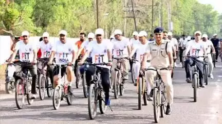 झांसी: उत्तर मध्य रेलवे के झांसी रेल मंडल द्वारा 'Sundays on Cycle' के तहत फिट इंडिया साइकिल रैली का आयोजन किया गया