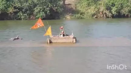 विदिशा नगर: बेतवा नदी के बीच स्थित है शिवलिंग, जो अधिकांश समय पानी से घिरा रहता है