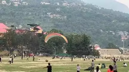 कुल्लू: कुल्लू में पर्यटकों की आमद बढ़ने लगी, पीज साइट से पैराग्लाइडिंग का लुत्फ उठा रहे पर्यटक, स्थानीय युवा भी कमा रहे रोजगार