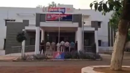 सिहोरा: गोसलपुर थाना क्षेत्र के ग्राम रामपुर में एक बदमाश दो-दो चाकू लेकर घूम रहा था